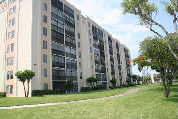 1st image of 7076 Huntington Ln APT 401