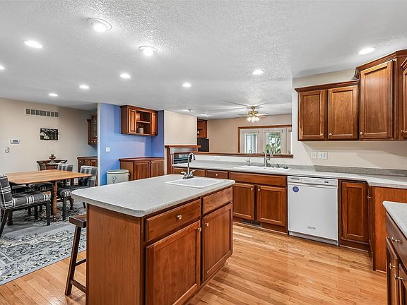 5th image of 4015 124th St