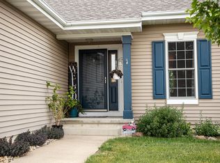 1405 Meadow View Ln, Waverly, IA 50677