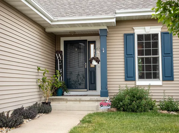 1405 Meadow View Ln, Waverly, IA 50677