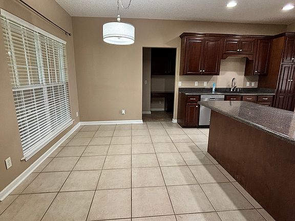 3rd image of 274 Summertree Rd