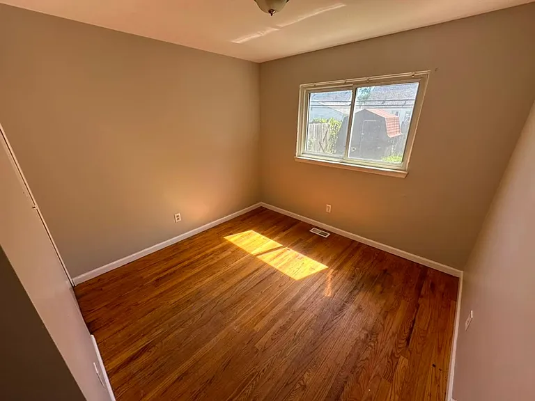 22030 Cushing Ave — Photo 7