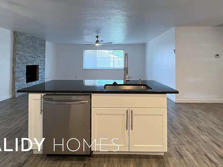 702 Amity Ln — Photo 13