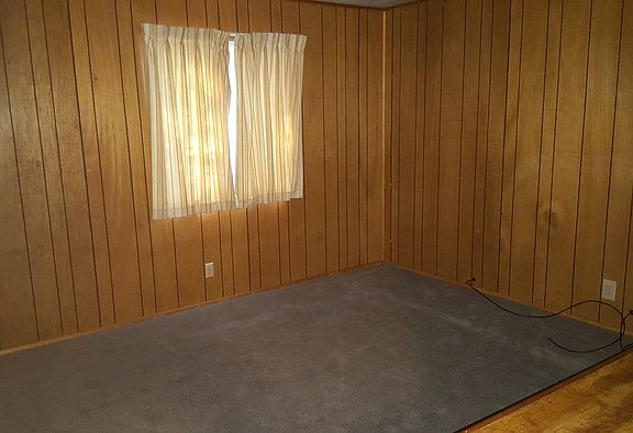 5th image of 305 Pine Ln