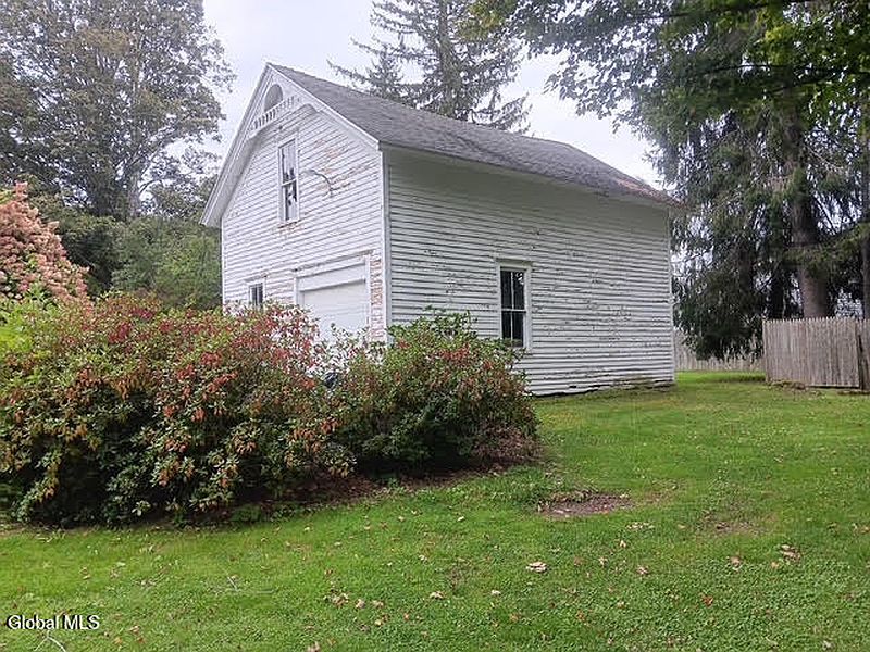 4th image of 8 Maple Street