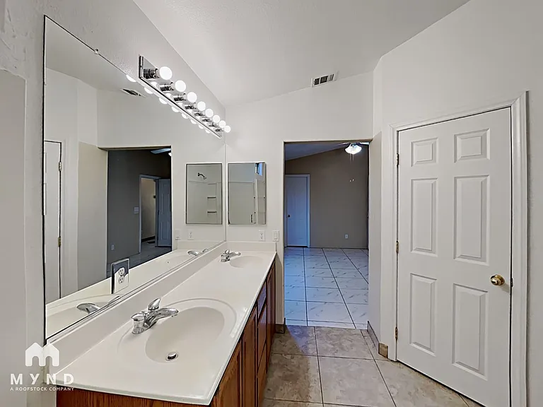 6375 Strongbow Dr — Photo 20