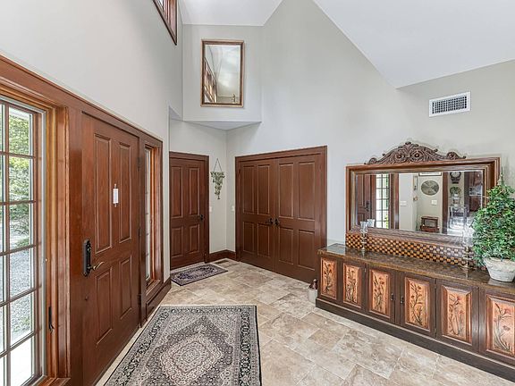 4th image of 27 Country Club Dr
