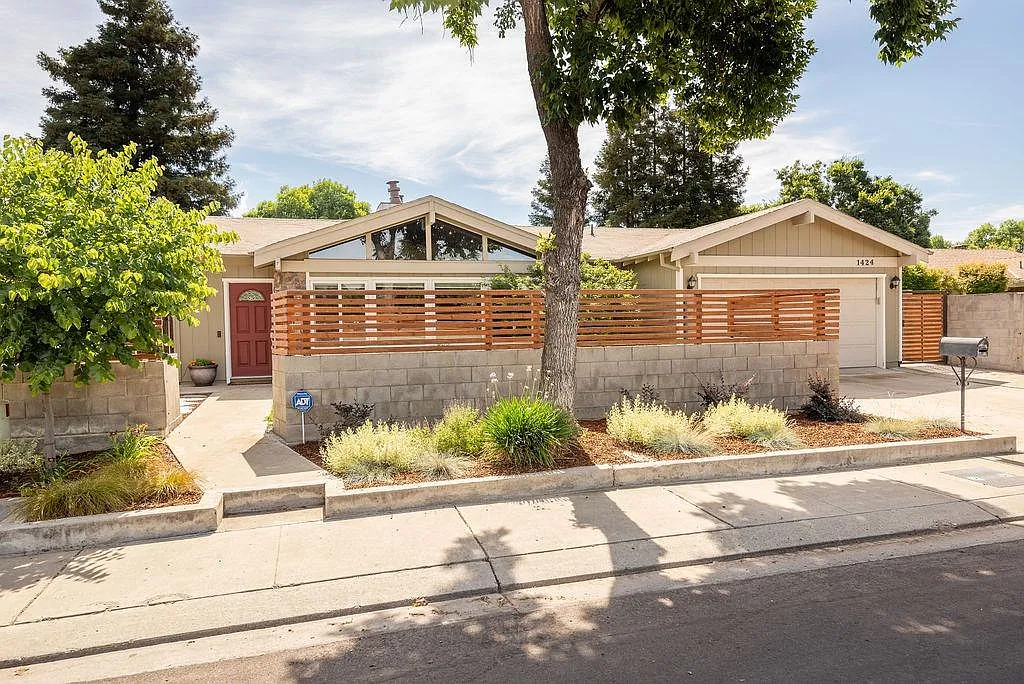 1424 Staci Ln photo 1