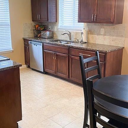 5th image of 4845 Woodstock Dr