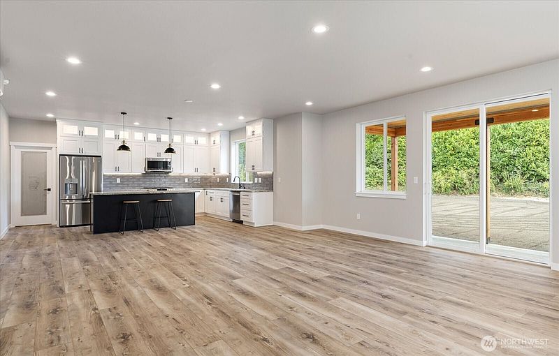 2nd image of 2427 Cambridge Court