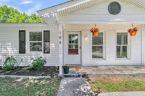 109 Camellia Rd — Photo 2