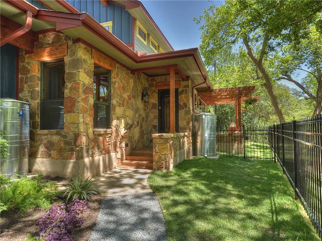 722 Harris Avenue — Photo 3