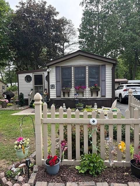 1st image of 341 Diane Ln S
