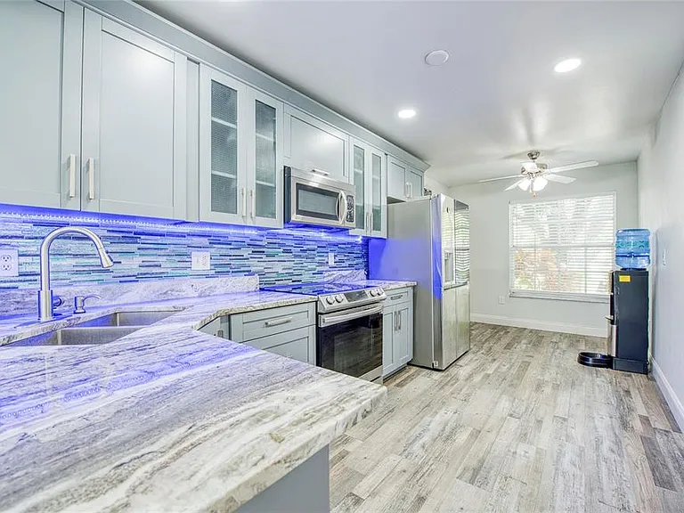 2390 Bentley Dr — Photo 13