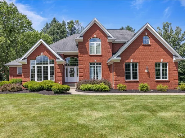 160 Norwood Ln, Orchard Park, NY 14127
