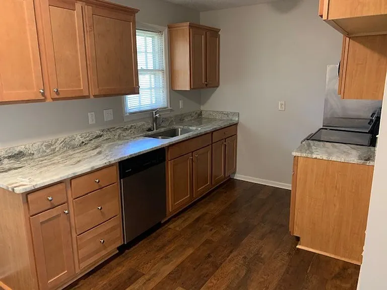 320 S Hawthorne St — Photo 5