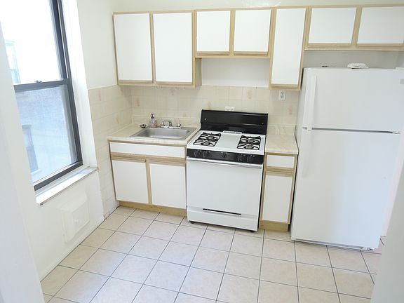 3rd image of 31-32 32nd St #2B