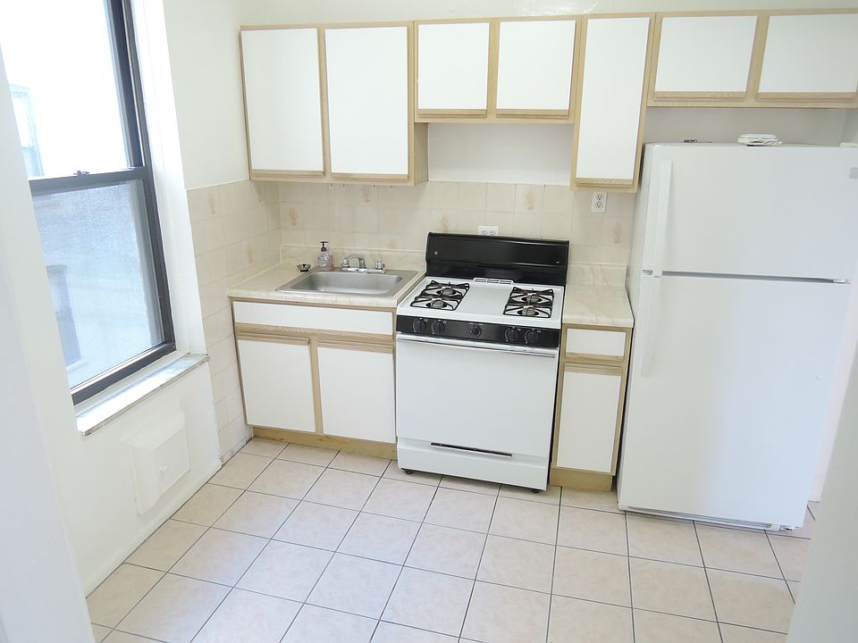 2nd image of 31-32 32nd St #2D