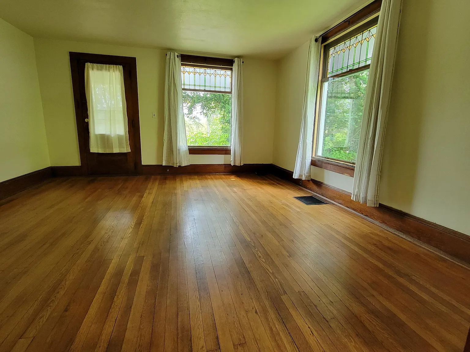 3 bed, 1300 sqft, $2,250 — Photo 1