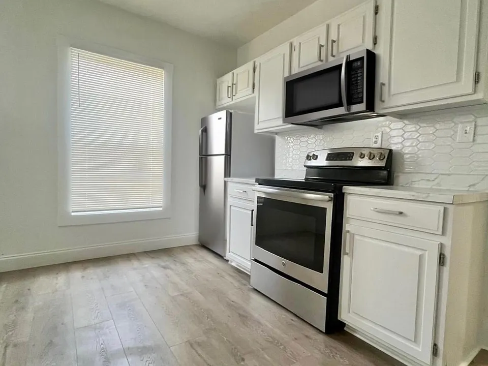126 Waterloo Ave #3