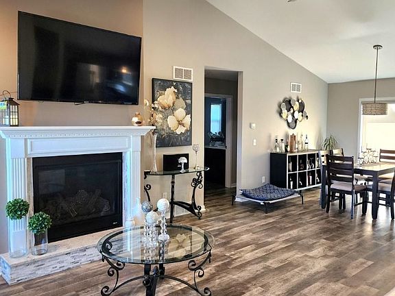 5th image of 647 Badger Dr