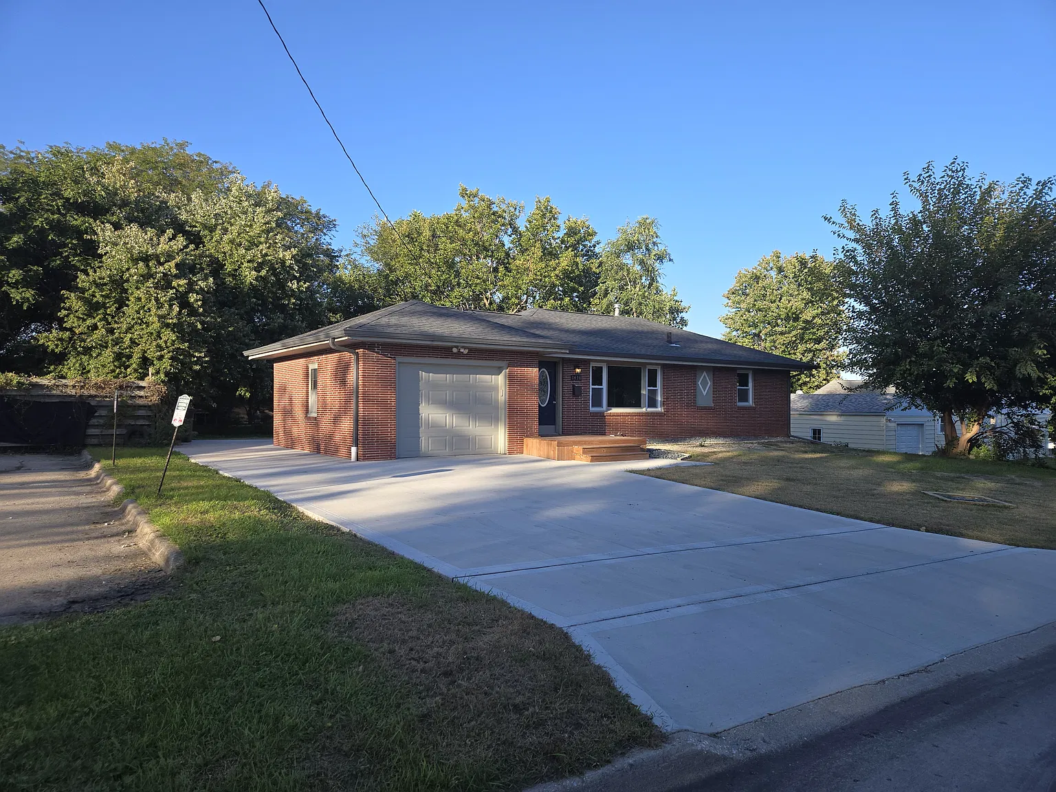 1410 E Sheridan Ave — Photo 1