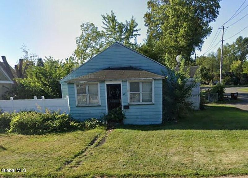 2nd image of 102 Hampton Avenue
