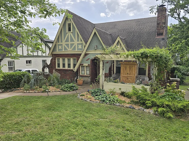 1614 Riverside Dr — Photo 1