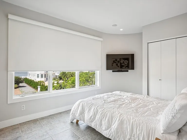 681 Dune Rd — Photo 8