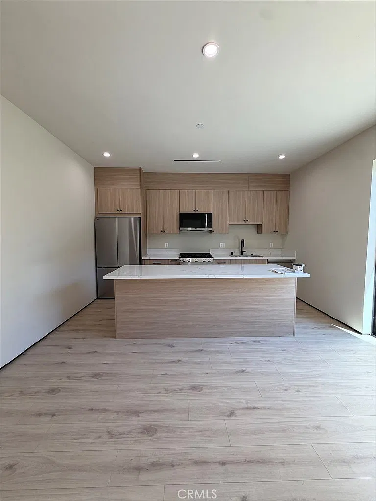 3 bed, 1350 sqft, $6,250 — Photo 2
