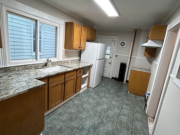 3rd image of 48 Lafayette Ave