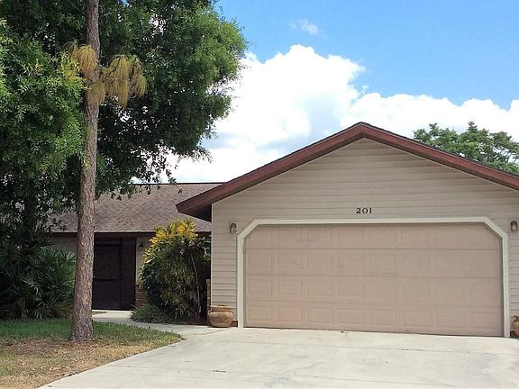 Street View, 2-Car Garage