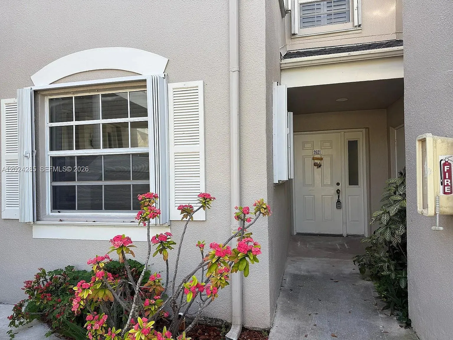 Keys Gate Condo No Six — Photo 1