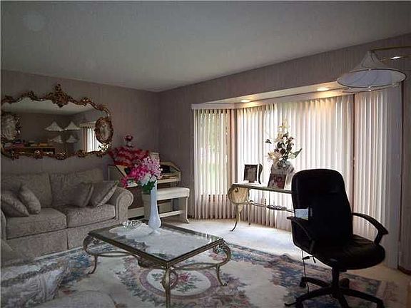 4th image of 2939 Saint Paul Blvd