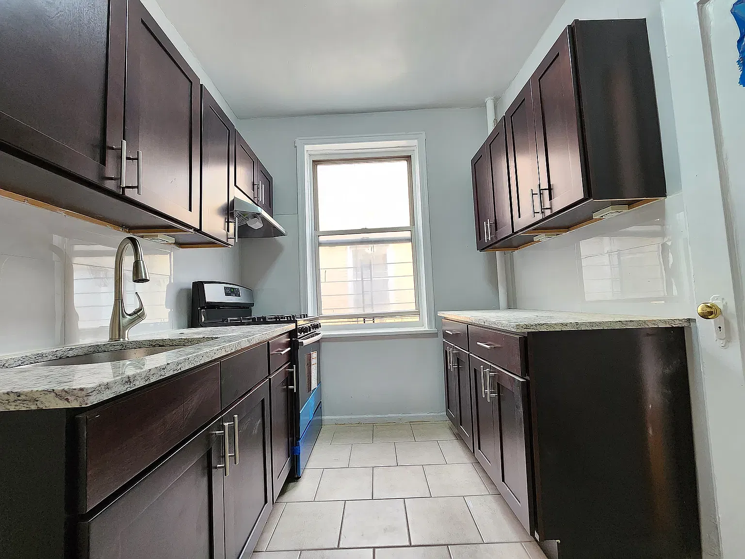 182 Bennett Avenue — Photo 2