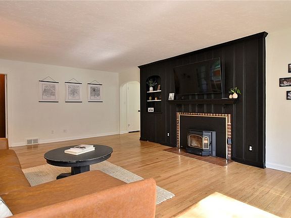 3rd image of 5825 Briarwood Ln