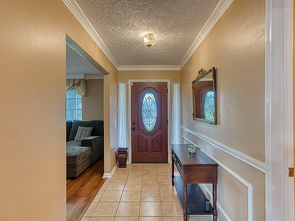 4th image of 935 Chatwood Dr