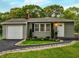 32 Stewart St, Bay Shore, NY 11706