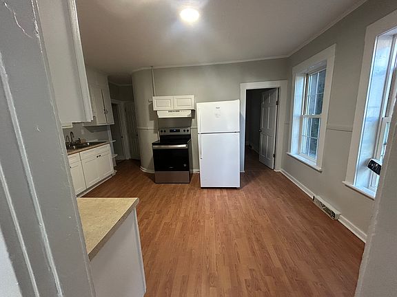 3rd image of 172 Pine St APT 1