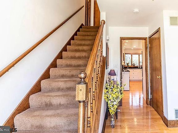 3rd image of 611 Severn Dr