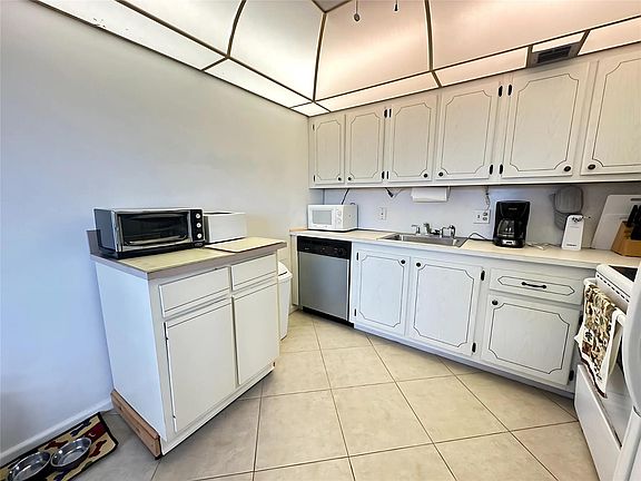 5th image of 4031 Lyndhurst J #4031