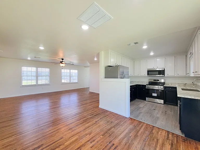 413 S Market St — Photo 9