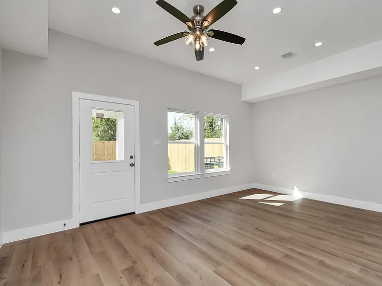 4706 Gunter St — Photo 10