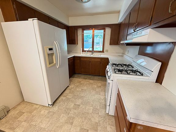 5th image of 202 Center St