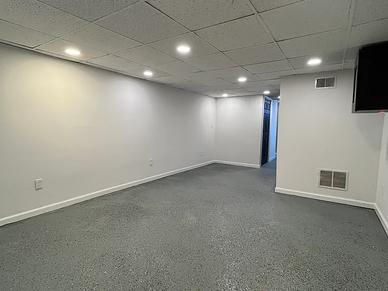 5856 Walton Ave — Photo 35