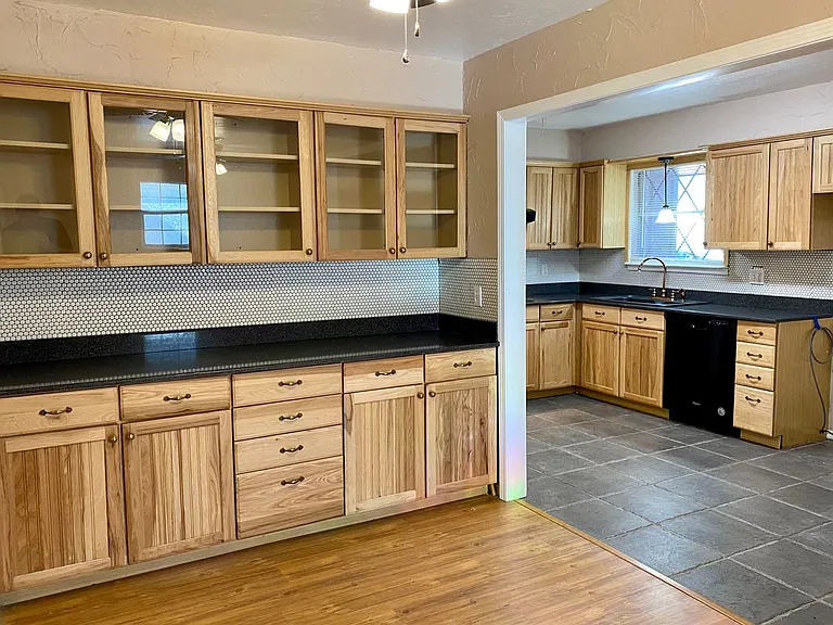 1411 Hampton Dr — Photo 6