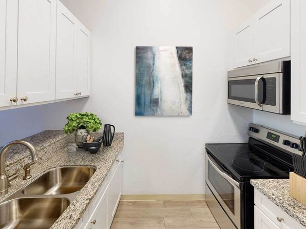 11313 W Oxnard St APT 305
