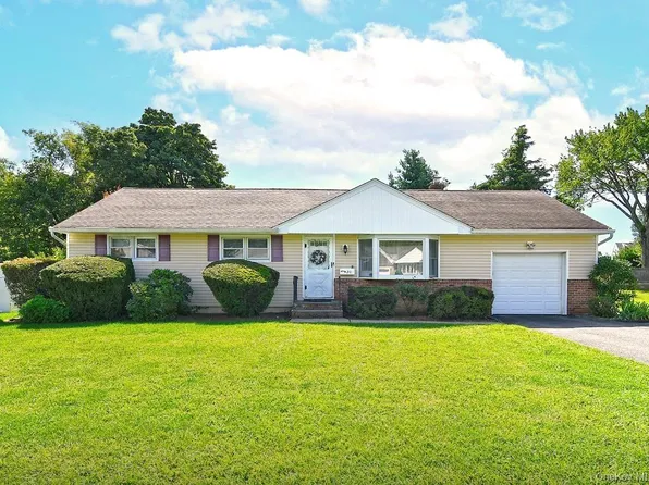 20 Sprucetree Lane, South Huntington, NY 11746