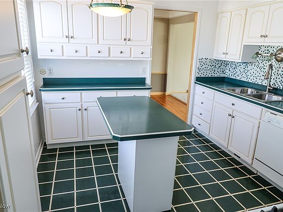 5th image of 10700 Fairlawn Dr