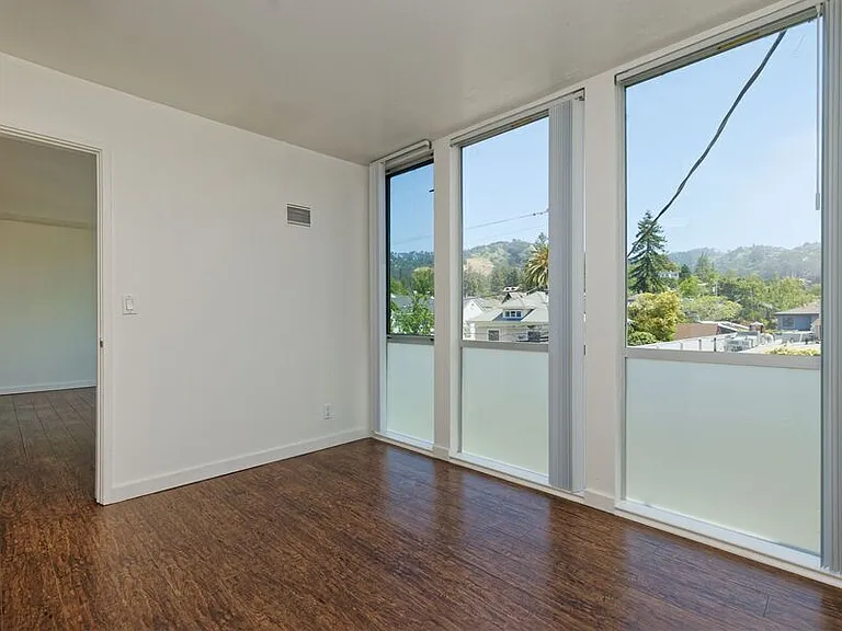 2828 College Ave — Photo 46